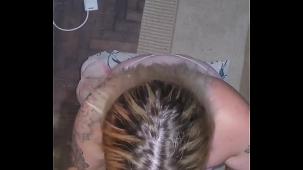 Putita la chupa toda y recibe toda la leche en la cara