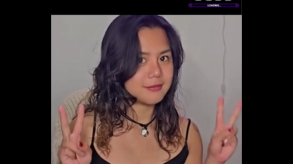 Felizgult tinilány zenére izgul fel otthon