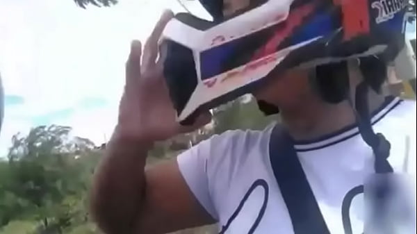 PASEO EN MOTO TERMINA EN SEXO LESBICO AL AIRE LIBRE CON ORGASMO FEMENINO EN LA BOCA