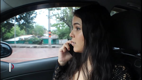 A MI HERMANASTRA SU NOVIO LA DEJA ABANDONADA Y MUY CACHONDA, ASI QUE DECIDO AYUDARLA