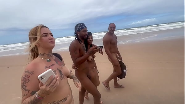 Fiz uma orgia na praia de nudismo com minhas amigas gostosas e ainda gravei