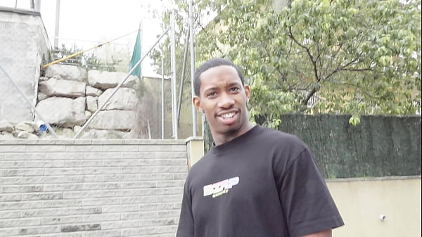 Chica cachonda va por la calle pidiendo pollas parte 2