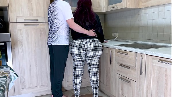 Uma madrasta grande e gentil cuidou do seu enteado quando ele lhe pediu ajuda.