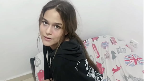 Mi pequeña hermanastra me pide que la caliente con una dura cogida por el culo porque tiene mucho frio. Le echo mi leche en su estomago. H.L.