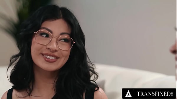 TRANSFIXED - Cami Strella excitada pelo empreiteiro trans Andylynn Payne com roupa curta durante reforma