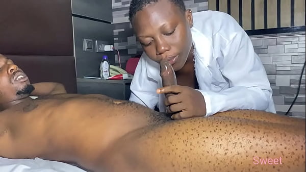 Romantikus ápolónő kényezteti hatalmas farkú betegét otthoni látogatáson