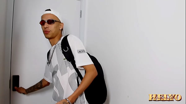 QUARTO COMPARTILHADO, O DOTADO FLAGRA O NOVINHO MANJANDO SUA ROLA ENQUANTO ELE TOMA BANHO