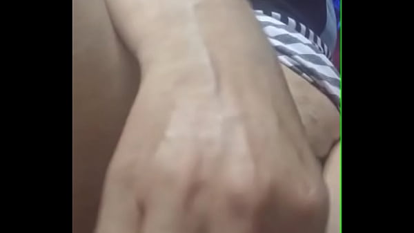 Empregada tarada brinca com sua buceta