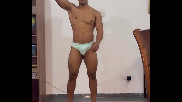 CASTING DE ROPA INTERIOR SE CONVIERTE EN CASTING PORNO ANAL GAY CON HETERO CURIOSO