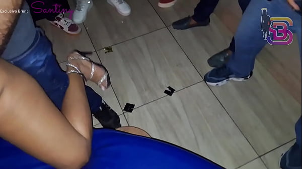 Corno deixa esposa andar sozinha no swing e ela volta arrombada por vários pau grande e grosso