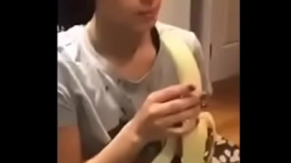 Dixie D’amelio shows you her deepthroating skills