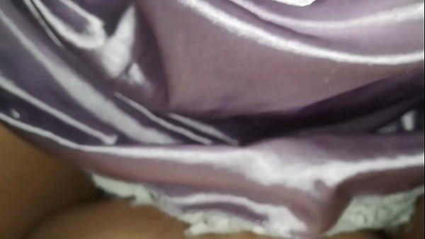 Creampie de camping con mi hermanastra en su coño estrecho y mojado, me pide que me corra encima de ella. Video casero real