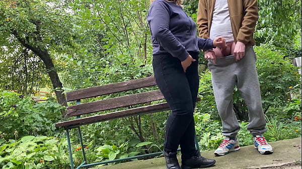 Cum on big ass MILF in jeans in the park
