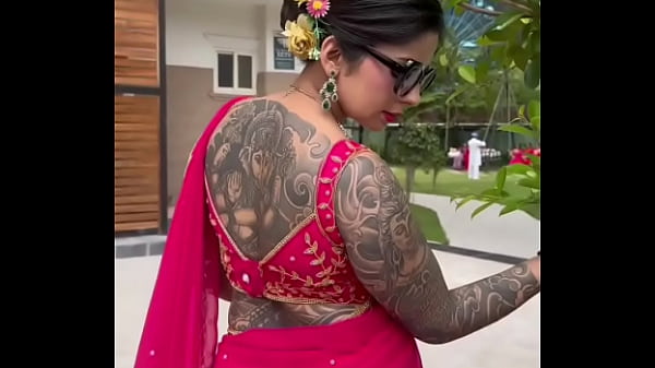 Modelo de Sari sem costas e tatuagem de corpo inteiro