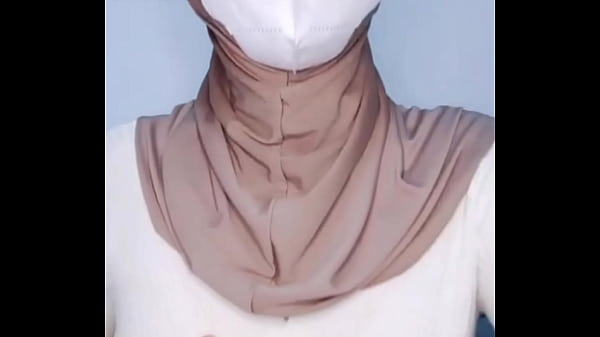 Tyas é uma linda garota usando um hijab que adora foder