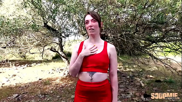 Daisy offre son cul dans un gang-bang