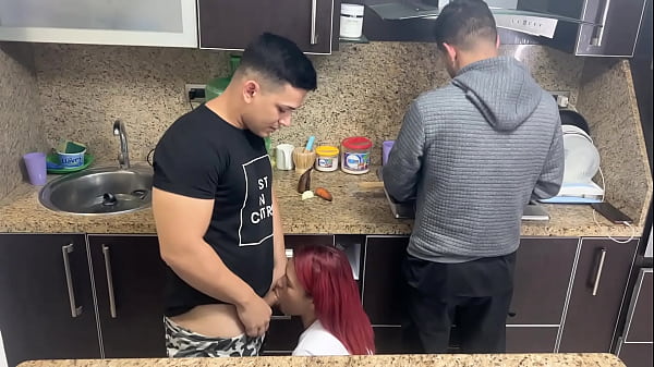 El Amigo de mi Marido me Agarra el Culo cuando estoy Cocinando al Lado de mi Marido que no sabe que su Amigo Me Trata como una Puta NTR