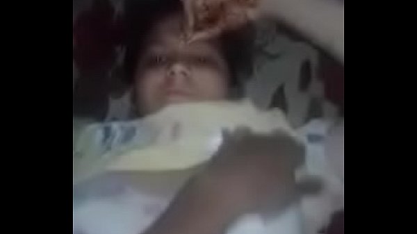 Seios bhabhi indianos pressionados pelo marido