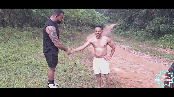 Play boy pediu ajuda pro caboclo pra trocar o pneu e sentiu o peso do pauzudo