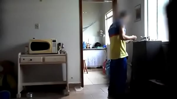 Cette cliente fait tomber la serviette et suce le plombier (hormonemale.com)