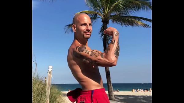 MAXXX LOADZ FLEXING AT THE BEACH Thumbnail