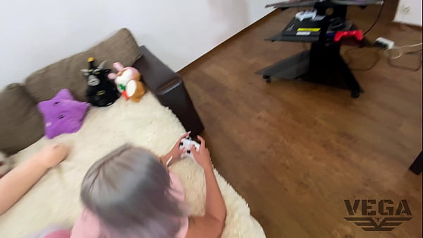 CUM IN STEP SISTER GAMER GIRL WHILE SHE WAS PLAYING