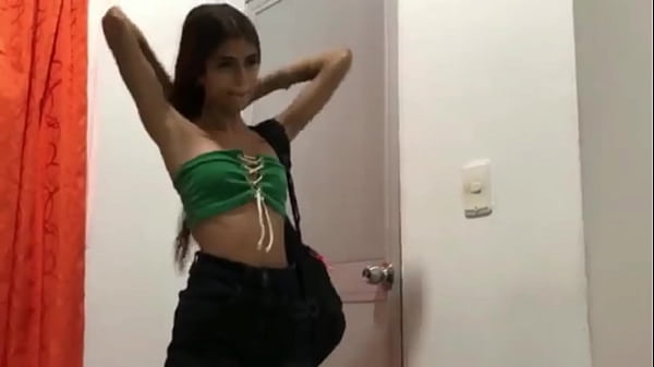 A GAROTA MAGRA DA MINHA MEIA-IRMÃ VEM AO MEU QUARTO PARA ME SEDUZIR. ACABAMOS TREPAR. ELA TIRA MEU LEITE COM SEU BELO OSSO VAGINAL.