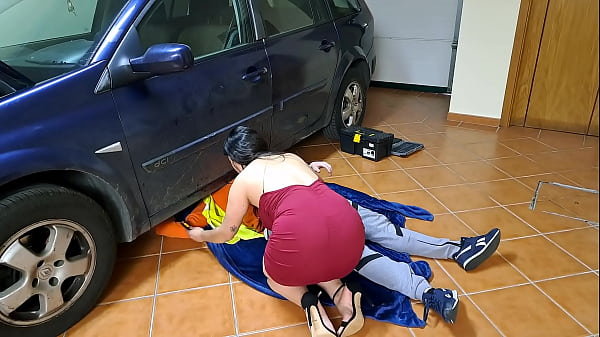 Horny wife receives internal cumshot from the mechanic