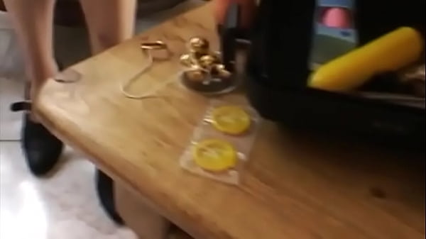 Handyman neukt mevr. Ilse