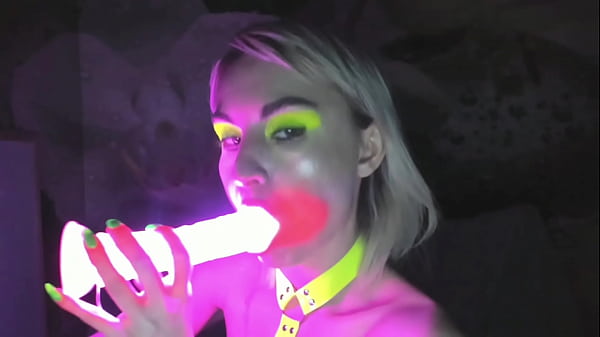 kelly copperfield deepthroats LED glowing dildo on webcam