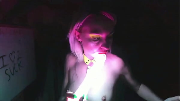 kelly copperfield deepthroats LED glowing dildo on webcam