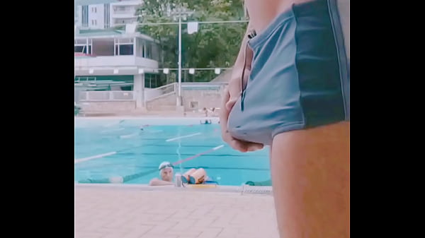 Pauzudo de sunga na piscina do clube