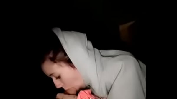 Morena geme enquanto faz boquete