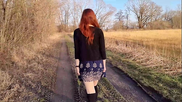 Rothaariges Teen zieht sich draußen zum ersten mal aus.