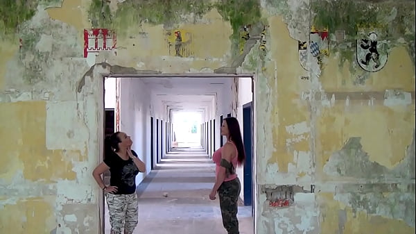DREIERFICK IN LOST PLACE KASERNE 2 MILFS WOLLEN SPERMA