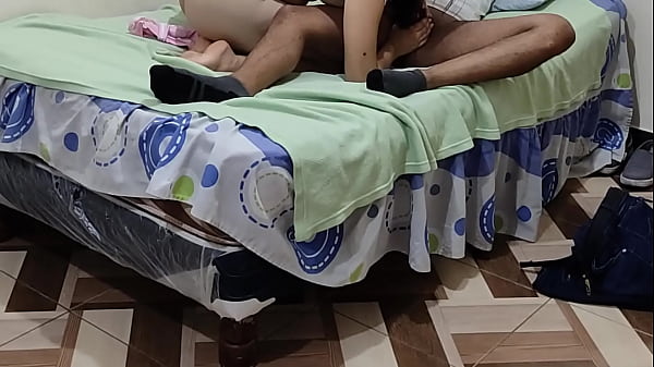 descubro a mi vecina masturbándose y me pide que tenga sexo con ella