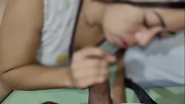 descubro a mi vecina masturbándose y me pide que tenga sexo con ella