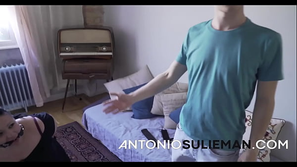 شب ديوث يربط أمه المربربة ويديثها  لانطونيو ويلعب بزبره حد أمه