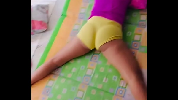 Minha meia-irmã sexy tira um cochilo na sala usando roupas bem provocantes, não resisto e acabo com ela antes que alguém chegue em casa.