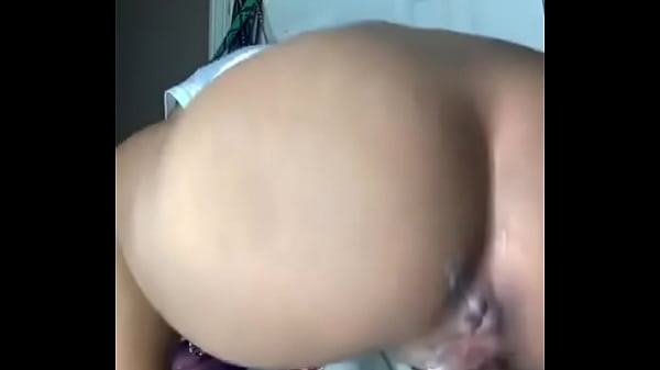 Novinha senta no consolo