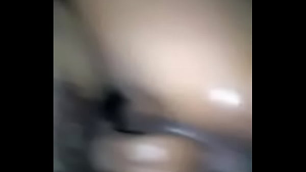 Ébano gordo jogando badalo em câmera lenta