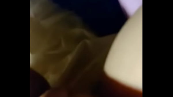 Amiga com brinquedo se masturba para mim