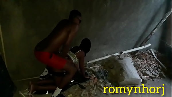 Roma lány elhagyatott házban dühös szex közben spriccel