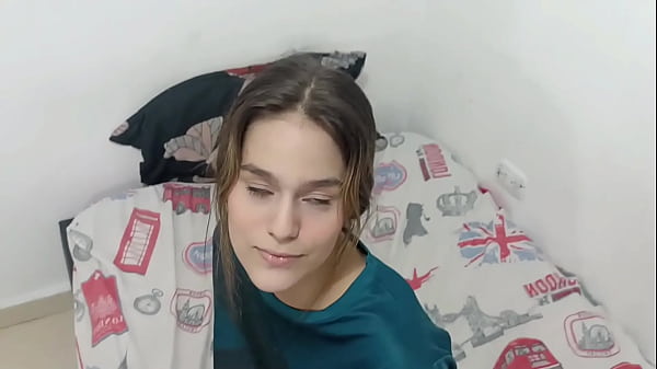 Desvisto a mi timida hermanastra para chuparle sus grandes pechos y echarle mi leche ahí. H.L.