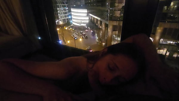 sexo em público na janela do hotel