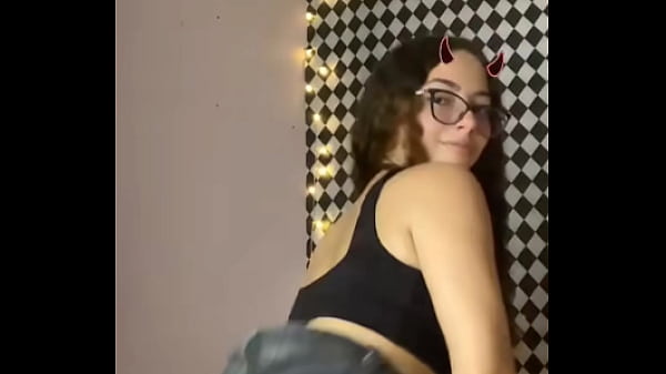 Novinha de shortinho socado no rabo dançando