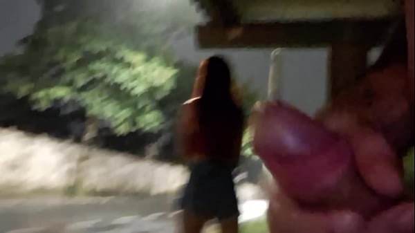 Arrisquei masturbar no ponto de ônibus ao lado da garota ruiva!