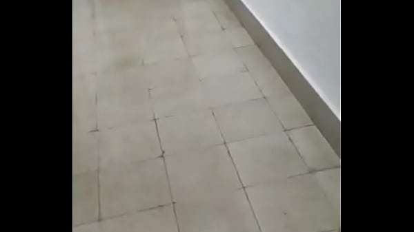 Lorenahotsissy exhibida en las escaleras del edificio