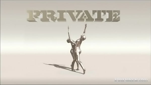 Sunny Jay obtém um DP de 3 vias enquanto estava deitado na água em uma praia de areia