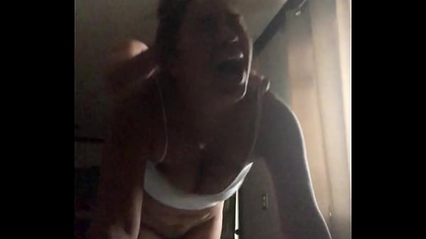 Infiel pergunta de quem é a bunda? enquanto eles espetam